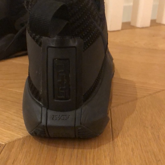 Lebron James basketball shoes - Picture 3 of 5